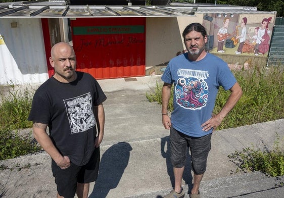 Raúl Escamilla y Daniel Pernía, en la entrada principal del recinto municipal destinado a ensayos.