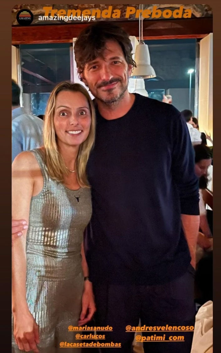 Andrés Velencoso con una de las invitadas, en la Caseta de Bombas, la noche de la preboda. 