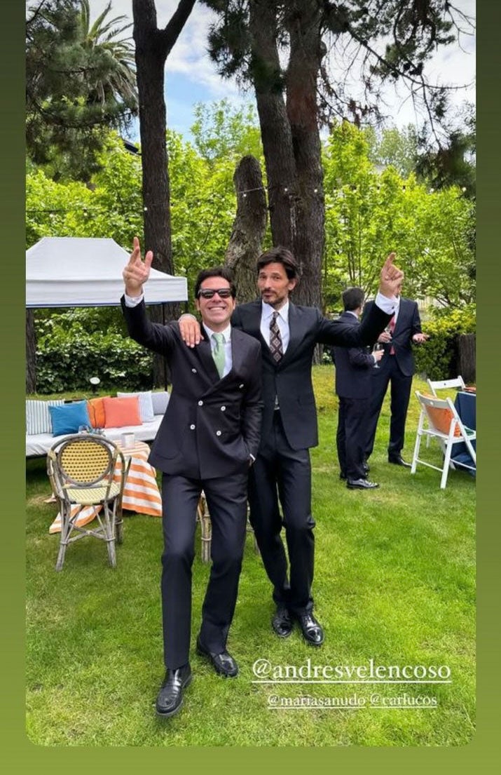 Andrés Velencoso, con uno de los invitados, en el jardín del Deluz.