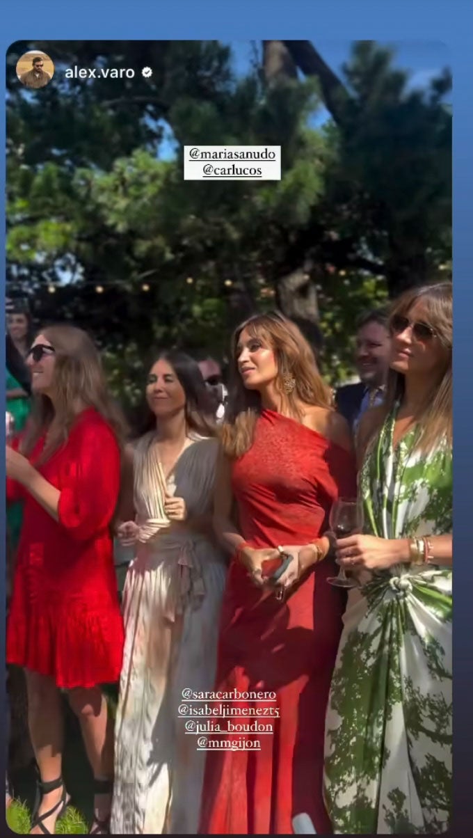 Sara Carbonero, con vestido rojo, junto a su amiga y socia Isabel Jiménez, de verde, escuchado a los mariachis. 