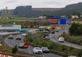 Vehículos transitan por la zona de la A-67 donde se están realizando obras en el llamado nudo de Torrelavega.