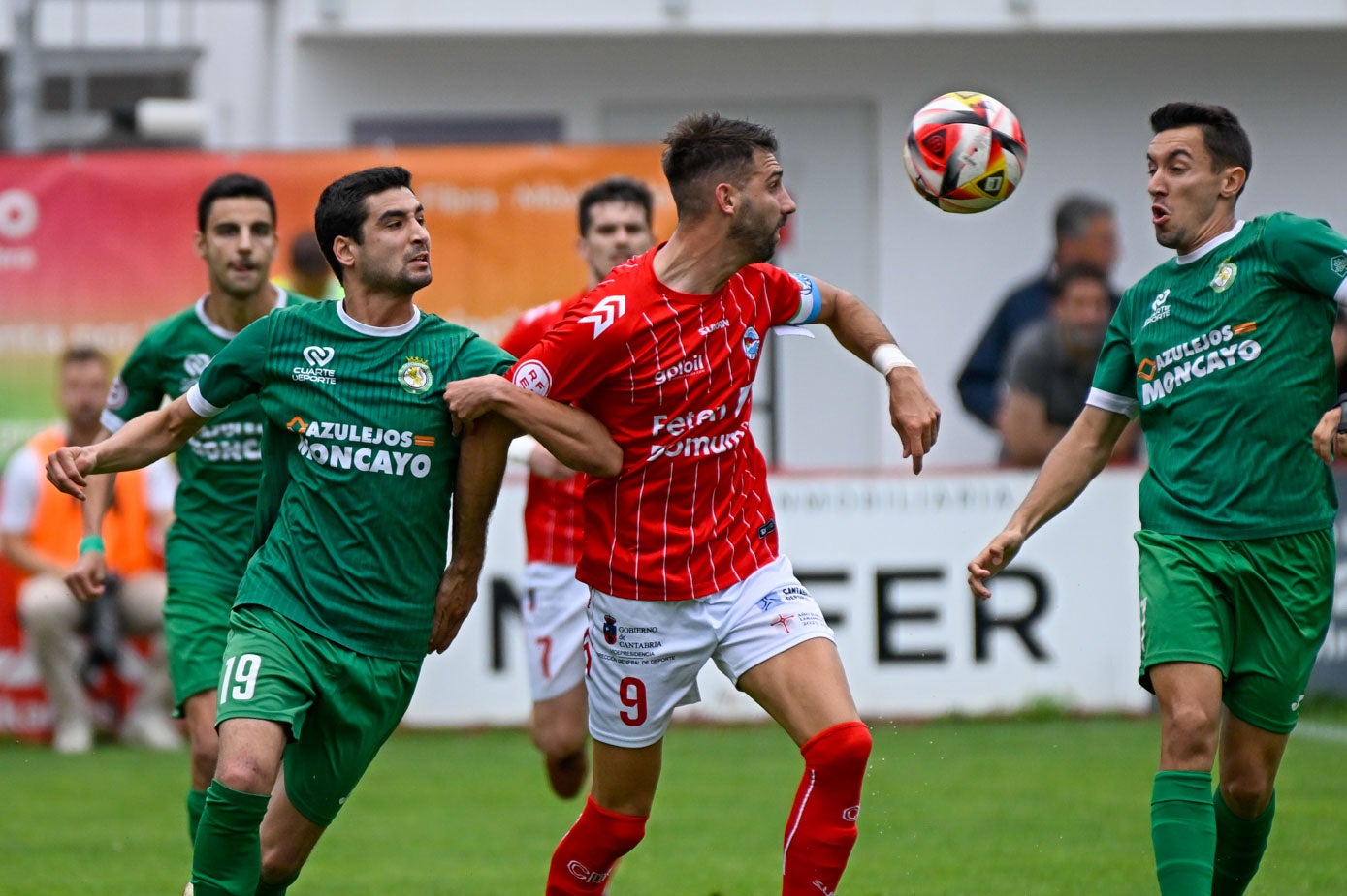 Iván Argos disputa un balón con la defensa aragonesa.