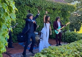 Los novios, Carlos Martín y María Sañudo, bailando en la terraza del Deluz