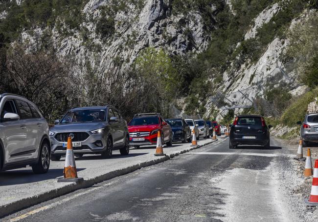 Las restricciones al tráfico son diarias en el Desfiladero de la Hermida.