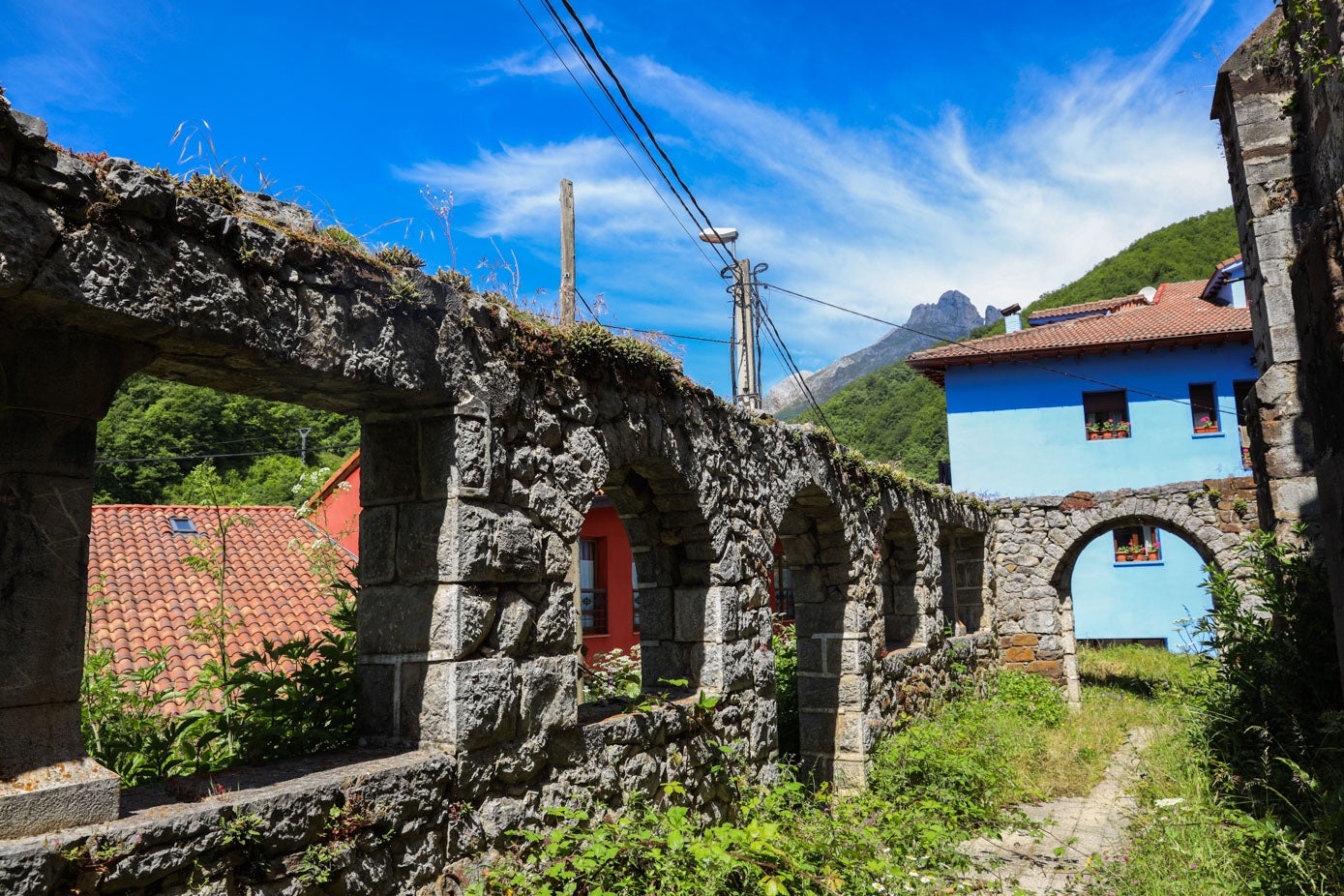 El estado de abandono es visible por cualquiera de los rincones que rodean a la iglesia.