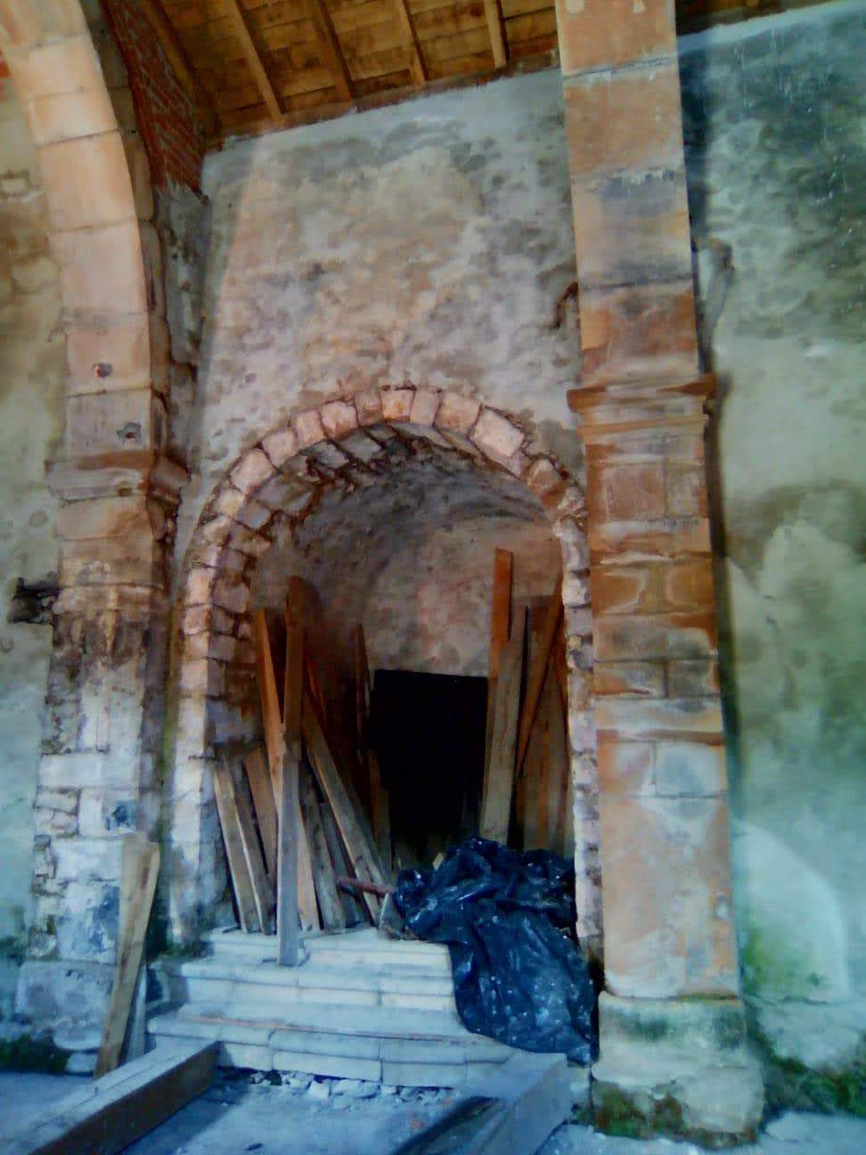 En este arco estaba la pila bautismal. Ahora está lleno de maderas y plásticos. En 1991 la Escuela Taller de Potes se encargó de arreglar el tejado, la torre, el suelo y de quitar las humedades. El secretario de la Junta Vecinal, Luis Rodríguez recordó en una entrevista publicada en El Diario Montañés en el año 2008 que las obras «se financiaron con las donaciones de los vecinos de Espinama e invertimos casi dos millones de las antiguas pesetas». Además recordaba en aquella entrevista que «al levantar el suelo encontramos dos imágenes envueltas en unas telas y en la actualidad las están restaurando en Santillana. Una de ellas ya está lista y ahora el fraile de Santo Toribio que viene a oficiar la misa a Espinama tendrá que decidir qué se hace con ella». Dieciséis años después, todo sigue igual.