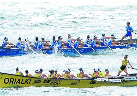 Astillero y Orio, en plena boga en aguas de La Concha.