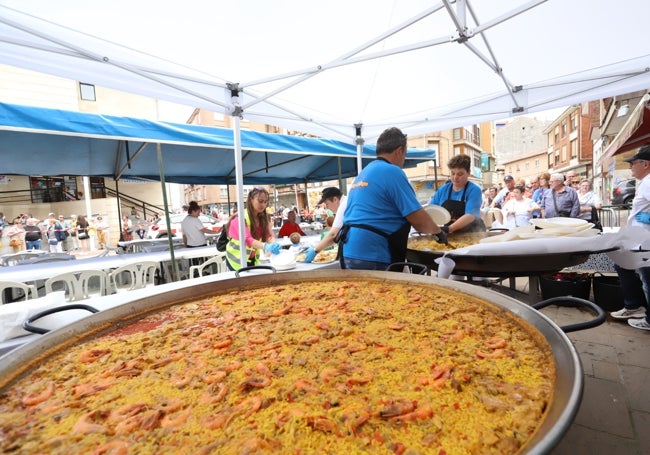 La organización preparó varias paellas gigantes, repartiendo varios centenares de raciones.