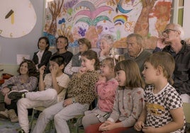 Imagen de la presentación, ante las familias y alumnos, en la propia escuela donde se rodó el corto documental.