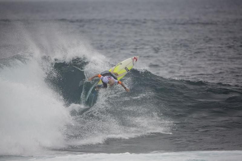 El cántabro dos veces campeón de Europa surfeando en 2006.