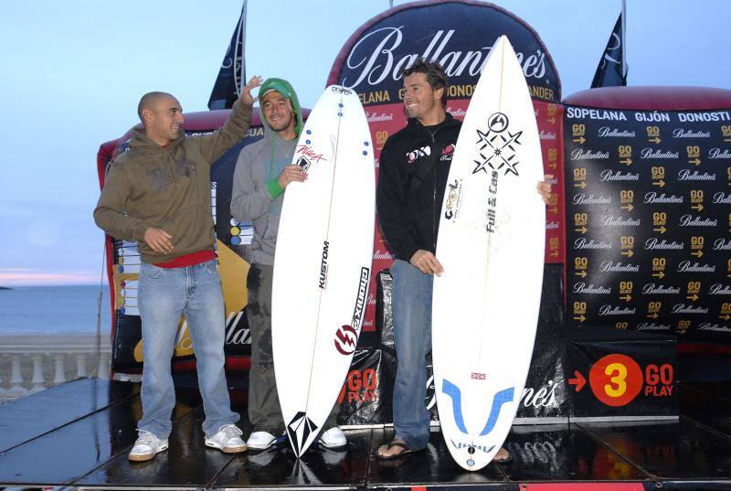 Imagen de pódium del Circuito Ballantine's de surf. Pablo Gutiérrez a la izquierda de la imagen, en 2006.