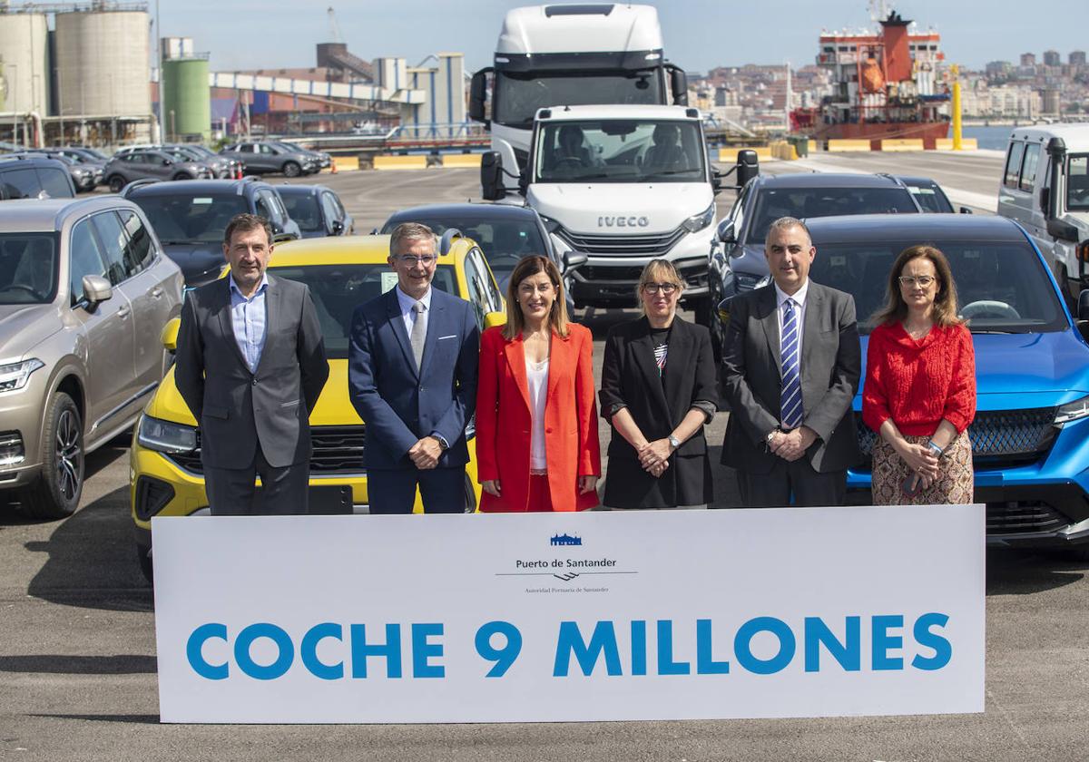 Las autoridades, esta mañana, en la celebración de la llegada del coche 9 millones al Puerto de Santander.