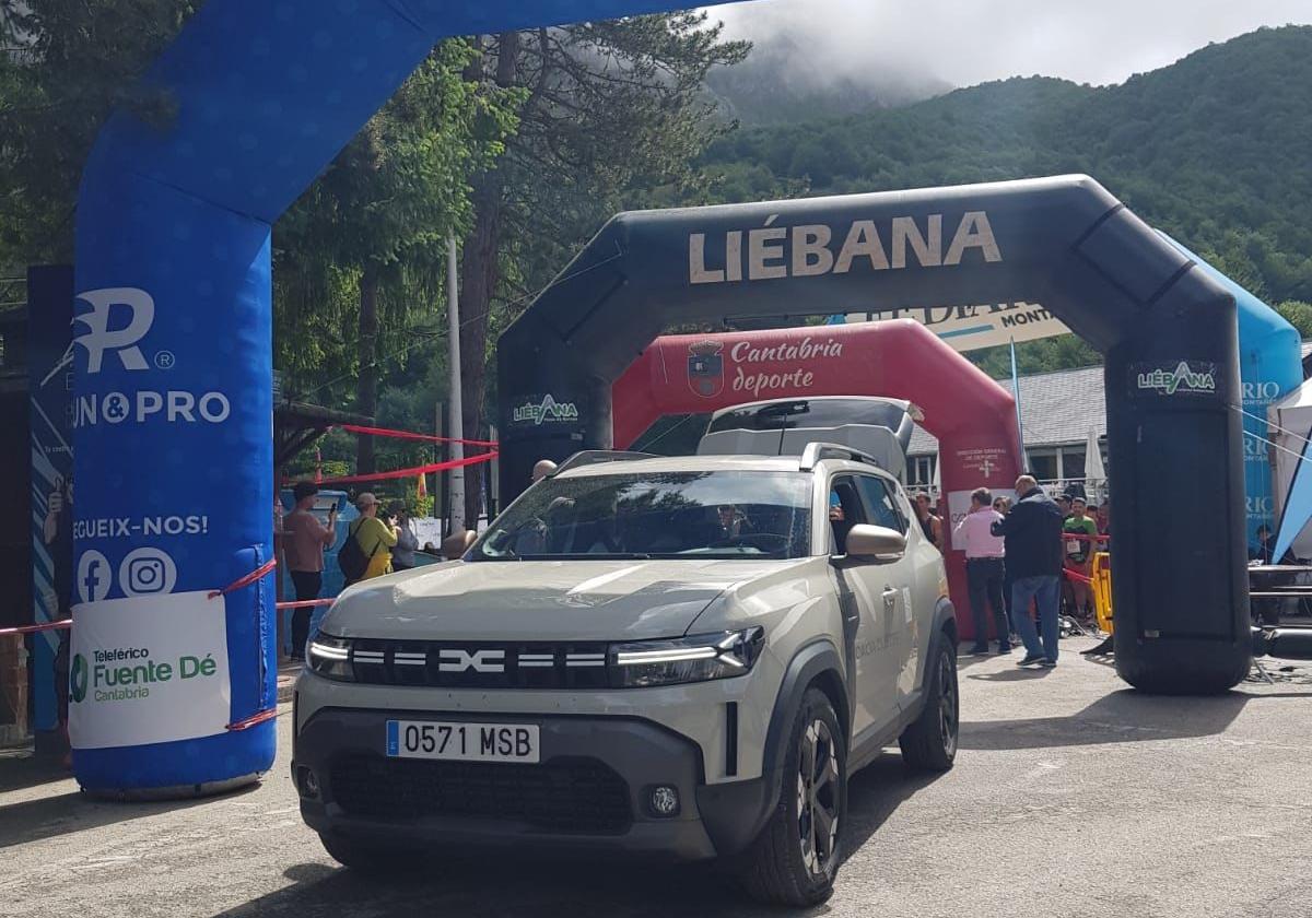 Dacia Vidal de la Peña presenta el nuevo Dacia Duster en el evento deportivo Km Vertical de Fuente Dé