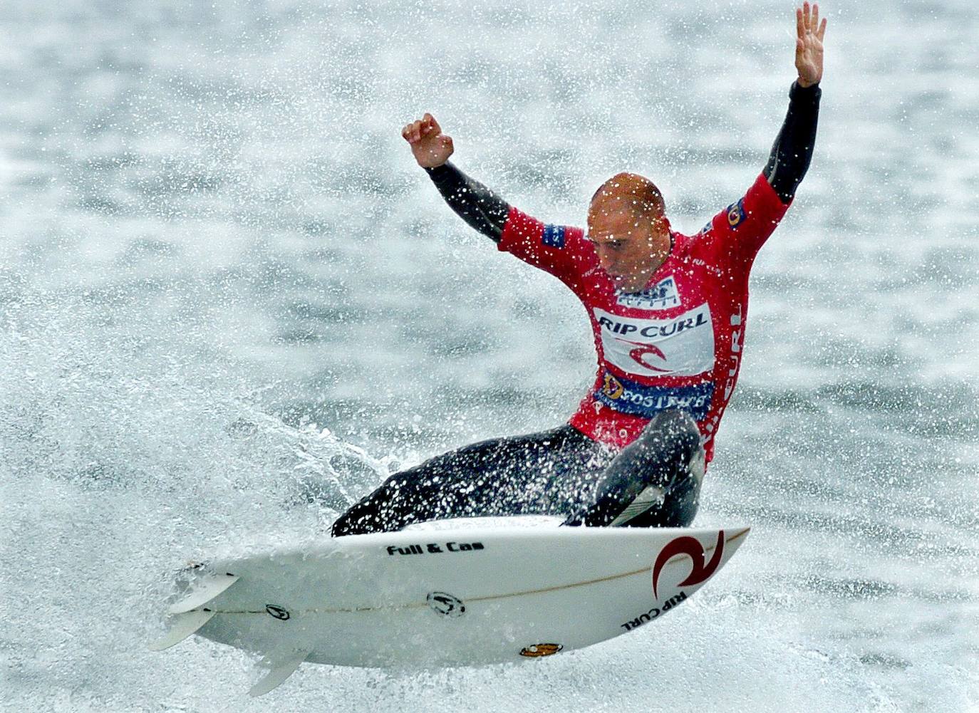 El surfista español, Pablo Gutiérrez, durante el torneo de exhibición en 2005, que se ha celebrado en las payas del Sardinero, con motivo de la disputa de la Rip Curl Pro, cuarta prueba puntuable para el campeonato del Mundo de la Asociacion de Surfing Profesional. 