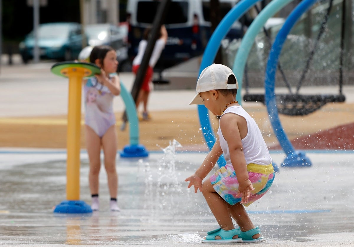 Niños se refrescan en el Parque del Agua de La Llama, este lunes, en Torrelavega.