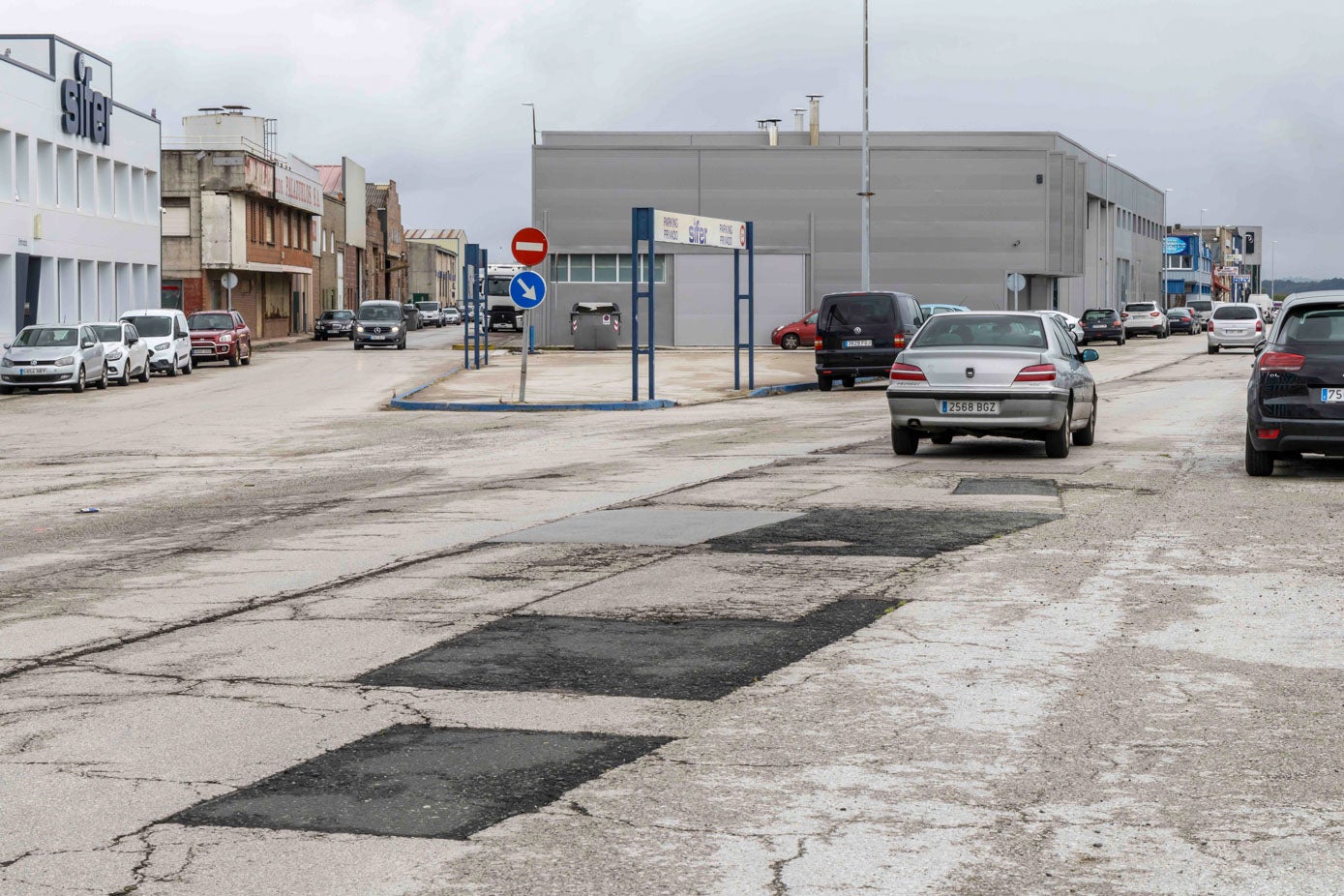 En la entrada al polígono se han parcheado algunos baches que estaban en muy mal estado. 