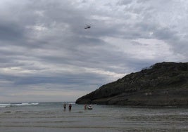 Imagen tomada durante el rescate en la playa de La Arena, en Bareyo.