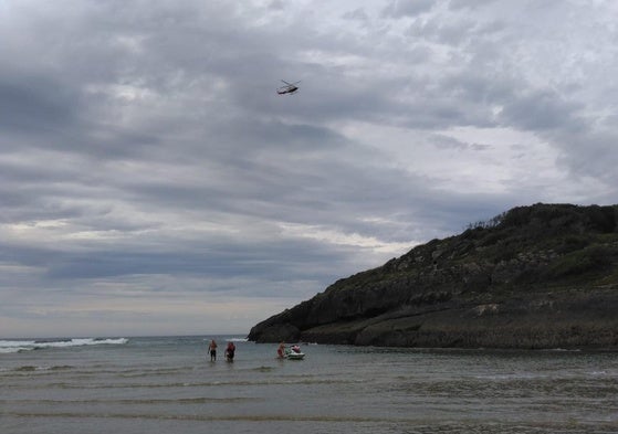 Imagen tomada durante el rescate en la playa de La Arena, en Bareyo.