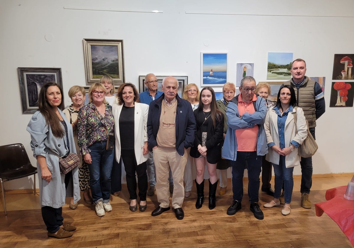 Una parte de los alumnos de la Escuela de Pintura de San Vicente junto a Tino Cuevas y las autoridades tras la inauguración de la exposición.