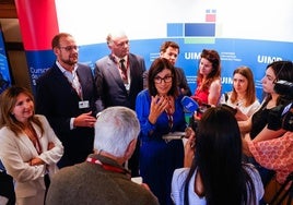 Gema Igual, alcaldesa de Santander, atiende a los medios de comunicación durante la inauguración de los cursos de verano de la UIMP.