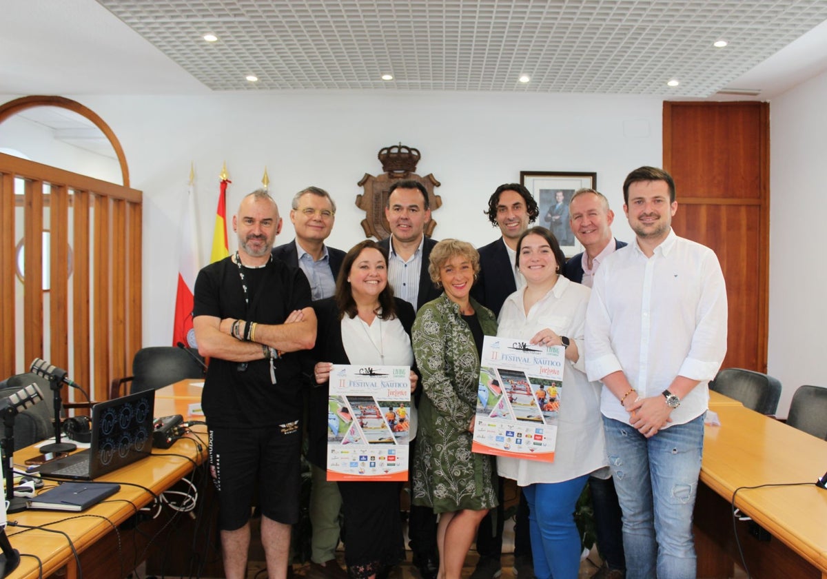 La presentación tuvo lugar en el salón de plenos del Ayuntamiento con la asistencia de autoridades, organizadores y patrocinadores.