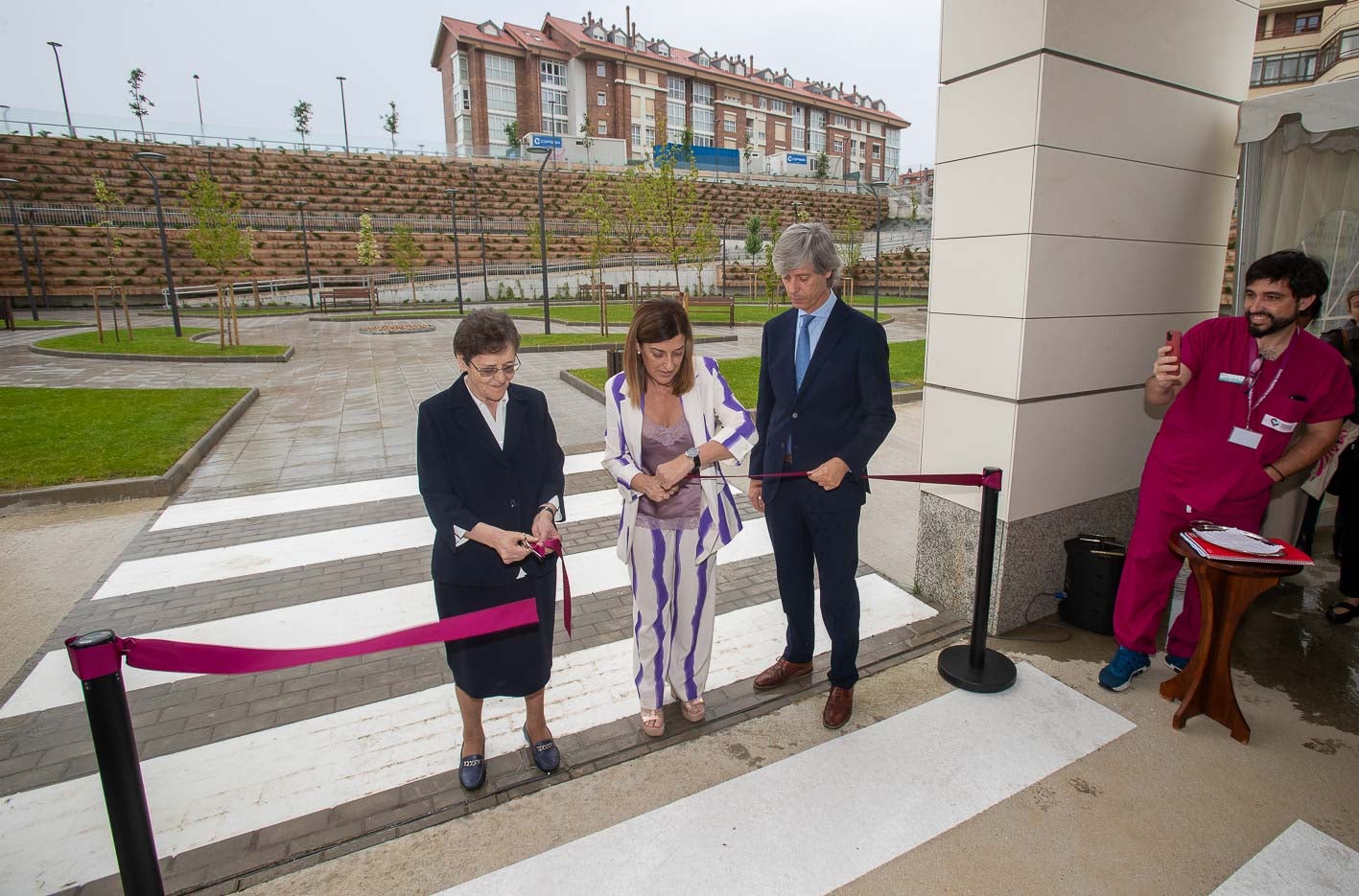 Cortan la cinta de inauguración la superiora Provincial de Hermanas Hospitalarias, Matilde Porras; la presidenta de Cantabria, María José Sáenz de Buruaga; y el director gerente del Hospital, Carlos Pajares.