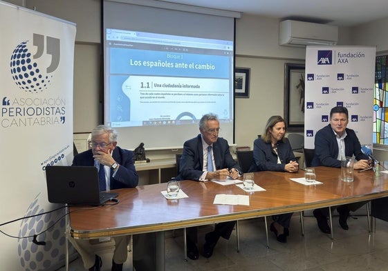 Fernando Jáuregui, Tomás Gómez, Dolores Gallardo y Joseph Alfonso, durante la presentación del estudio en la APC