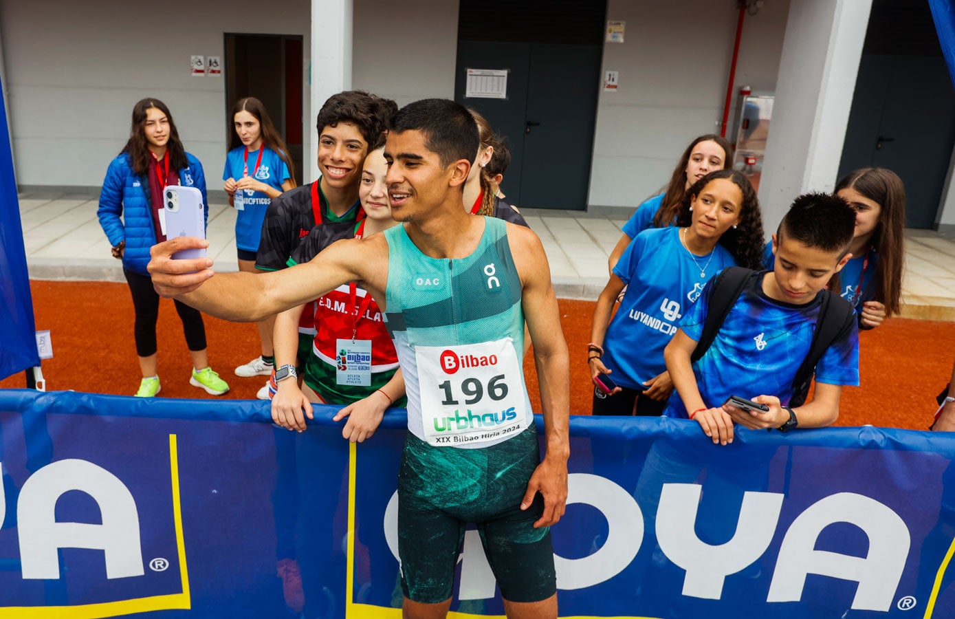 El de Torrelavega se hace un selfie con jóvenes deportistas en Bilbao