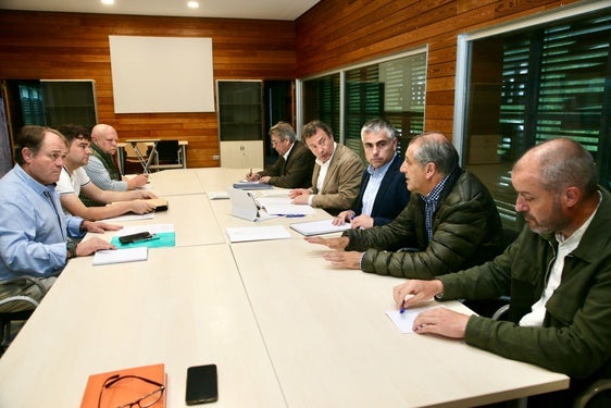 Reunión de ayer de los alcaldes del parque con el consejero y Celada