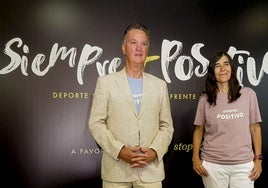 Louis van Gaal y María Blasco en la presentación de hoy