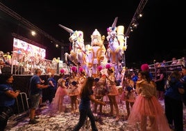 Una carroza y su comparsa, durante un desfile del Coso Blanco en Castro Urdiales.