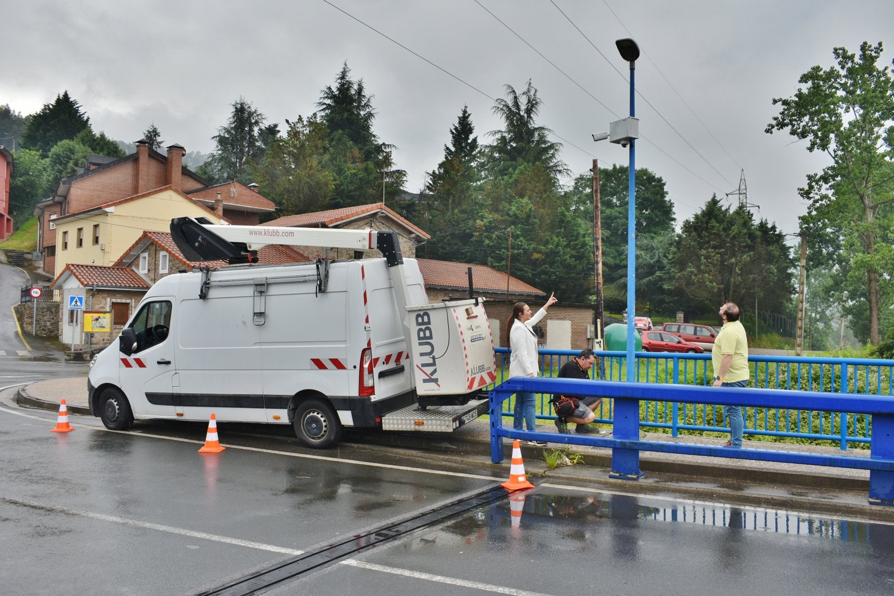 Instalación de las primeras cámaras de seguridad en las entradas a Los Corrales de Buelna.