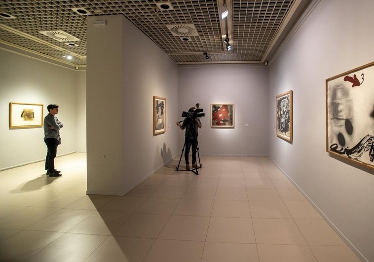 Vista de algunas de las salas del Casyc que acogen las litografías de Tàpies.