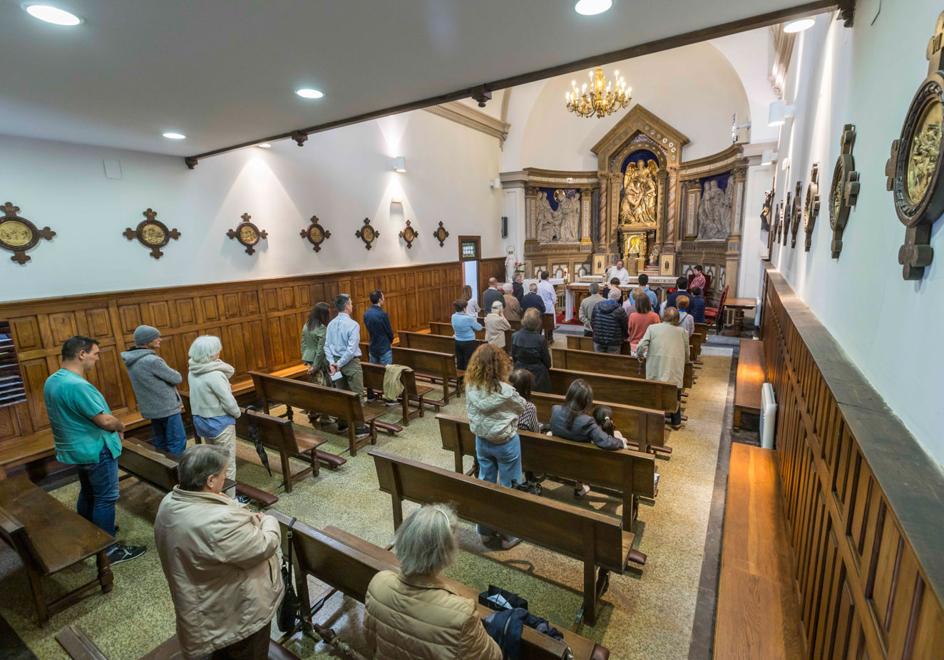 Celebración de una misa en el interior de la capilla, que preside la imagen de San Rafael.