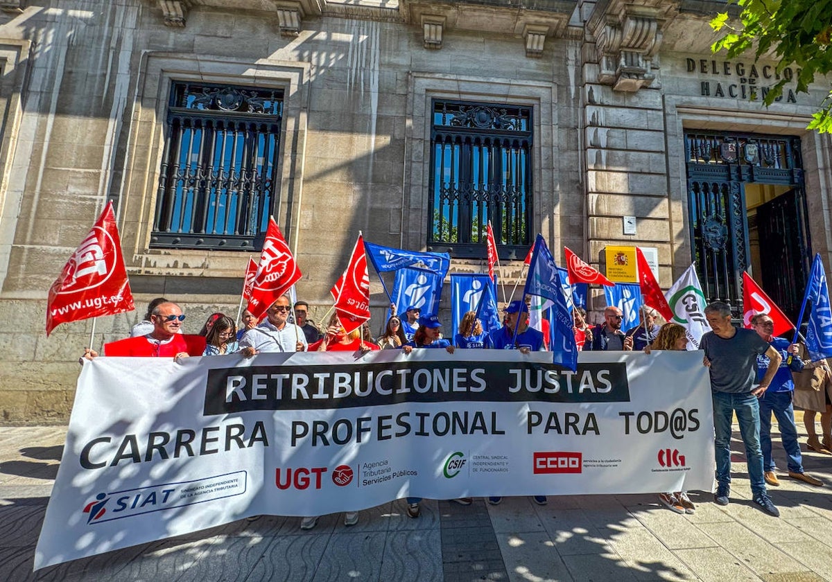 Manifestantes este miércoles ante la Delegación Especial de Hacienda en Santander.