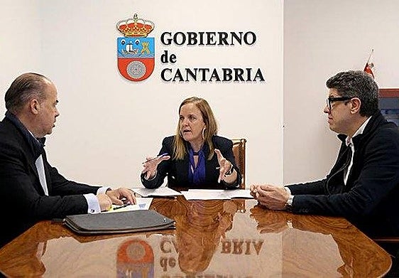 Alberto Martínez, responsable del Colegio en Madrid, la consejera de Presidencia Isabel Urrutia y Francisco 'Pacu' Sierra.