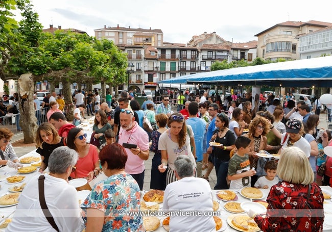 Degustación de las tortillas solidarias de la edición anterior.