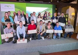 Foto de familia de representantes institucionales y emprendedores que recibieron ayer el sello de calidad en Castañeda.