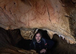 El doctor en Prehistoria Daniel Garrido Pimentel en una de las cavidades cántabras.