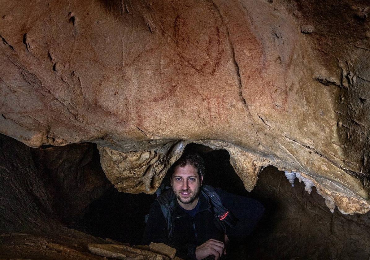 El doctor en Prehistoria Daniel Garrido Pimentel en una de las cavidades cántabras.