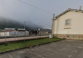 Estación de tren de Adarzo, donde el tren se ha averiado apenas 20 metros antes de llegar.