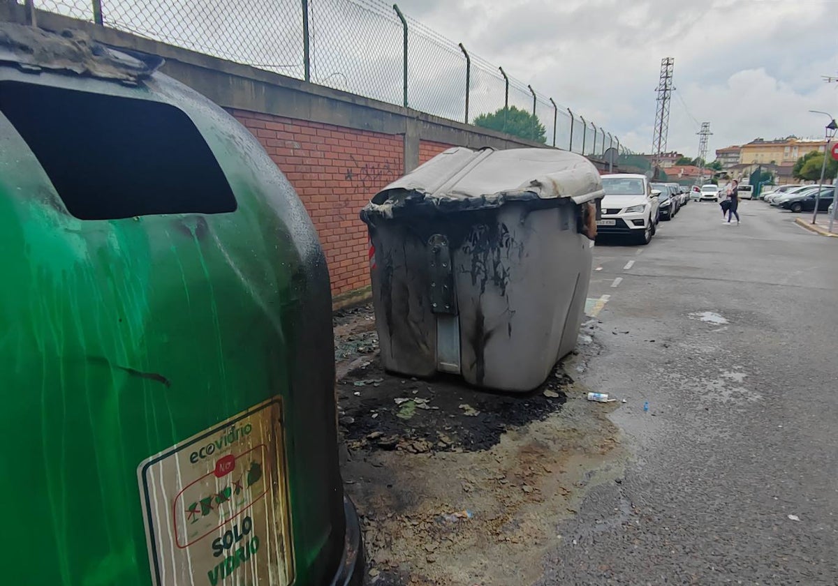 Contenedores que aparecieron quemados en la calle San Antonio, en pleno casco urbano.