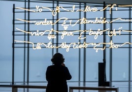 Una visitante contempla la instalación 'I Live Under Your Sky too' (Yo también vivo bajo tu cielo' que dialoga con la bahía.