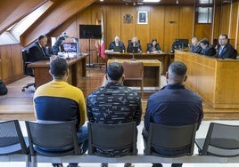 Los tres acusados, durante la primera sesión del juicio, celebrada esta mañana.