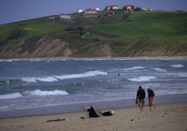 Un paseo en la playa de Merón el pasado mes de mayo