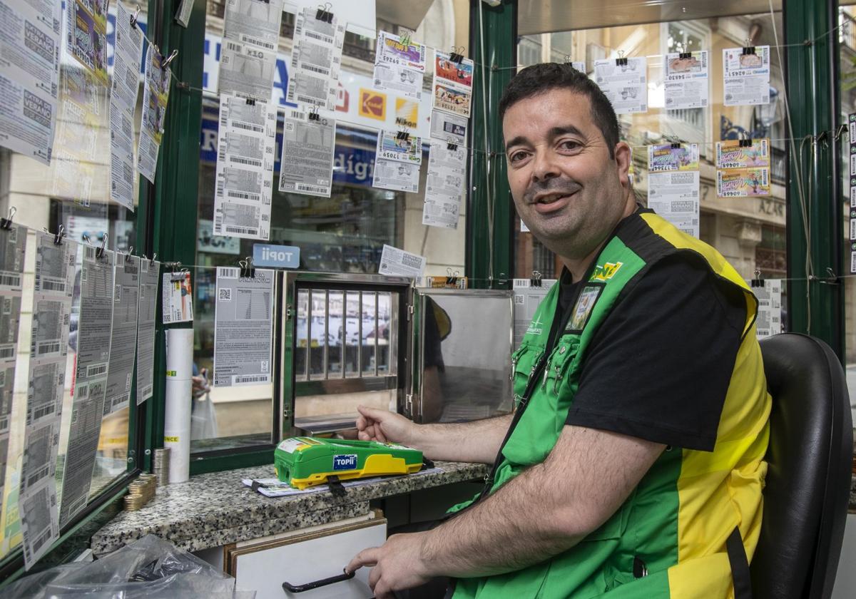 Óscar Goñi, en su quiosco de la plaza Pombo de Santander, ha sido premiado por la ONCE como 'el mejor vendedor del año' en Cantabria.