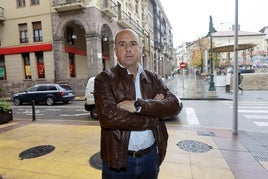 Julio Ricciardiello, junto a la Plaza Mayor de Torrelavega.