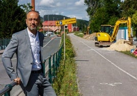 López Estrada posa frente a las obras de la vía auxiliar para la integración ferroviaria, en el Bulevar Ronda, al norte de Torrelavega