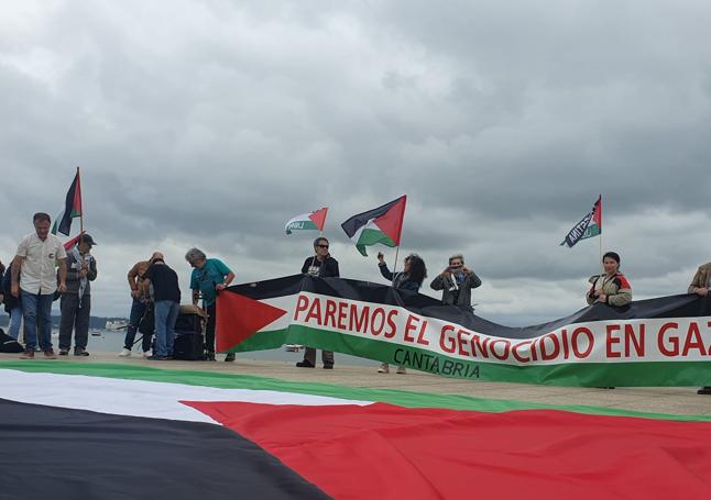 Pancarta desplegada en el paseo marítimo