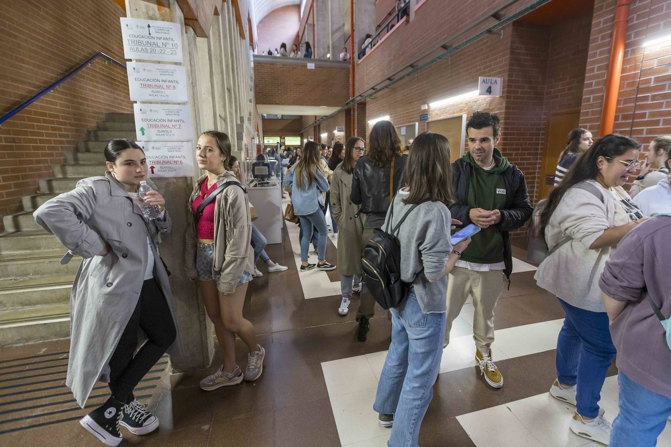 Un grupo de aspirantes al examen de oposición del proceso de estabilización docente en Cantabria esperan en la sede de la Facultad de Educación de la Universidad de Cantabria antes de que comenzara la prueba.